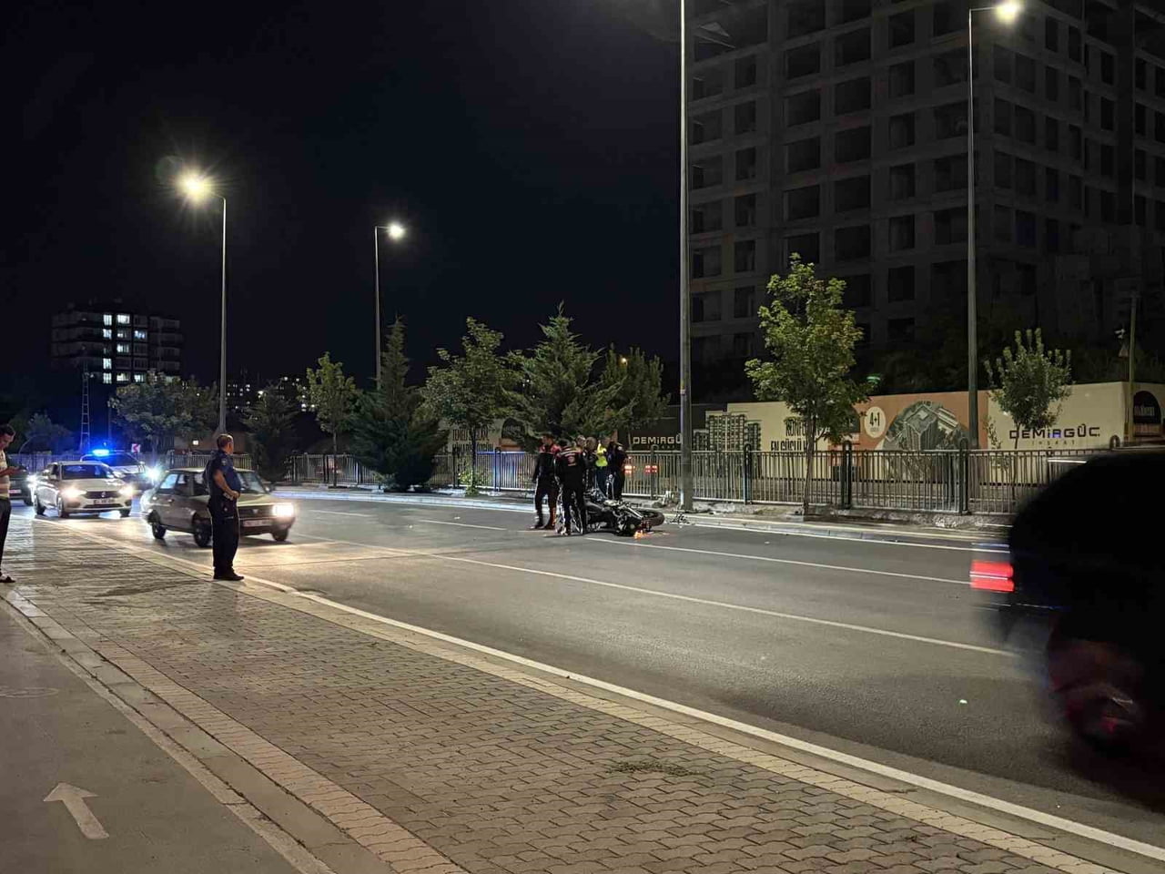 KAYSERİ’NİN MELİKGAZİ İLÇESİNDE KONTROLÜ KAYBOLAN MOTOSİKLETLİ POLİS AYDINLATMA DİREĞİNE...