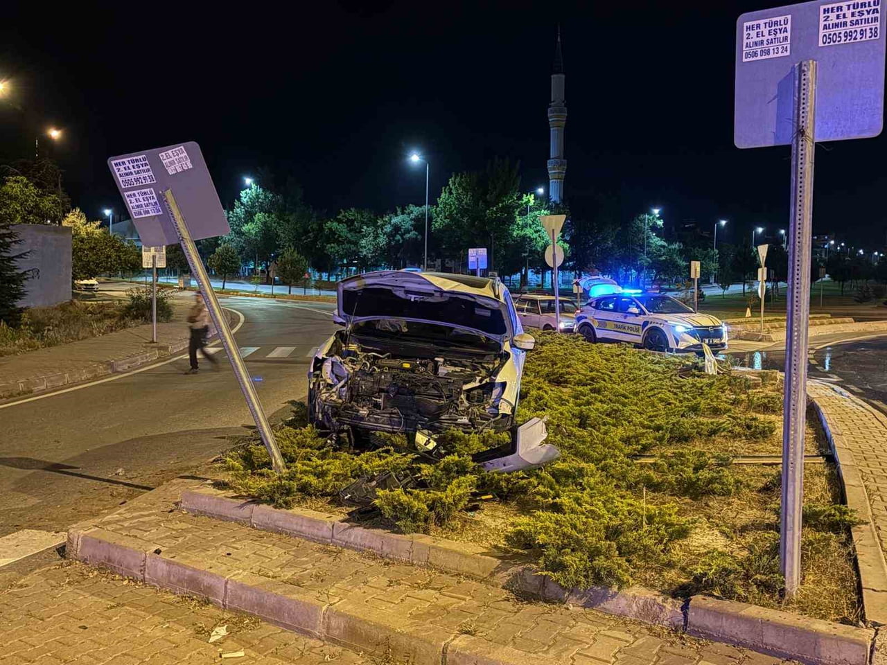 KAYSERİ’NİN MELİKGAZİ İLÇESİNDE KONTROLÜ KAYBOLAN SUV ARAÇ REFÜJE ÇIKARAK, BÜYÜK HASAR ALDI. KAZA...