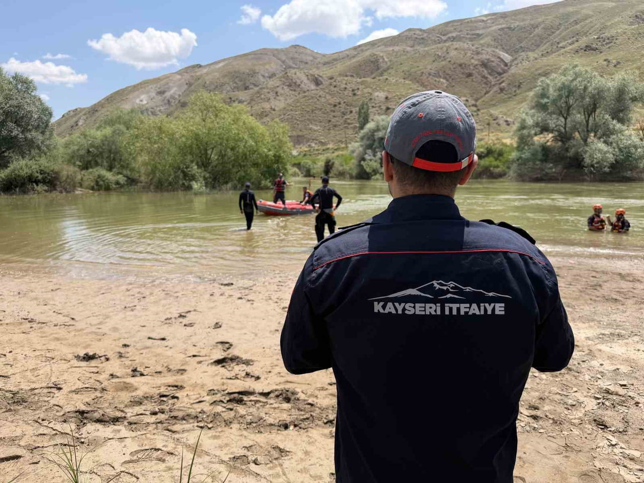 KAYSERİ’NİN ÖZVATAN İLÇESİNDE KIZILIRMAK NEHRİ'NDE AKINTIYA KAPILAN ÇOCUĞUNU KURTARMAK İÇİN SUYA...