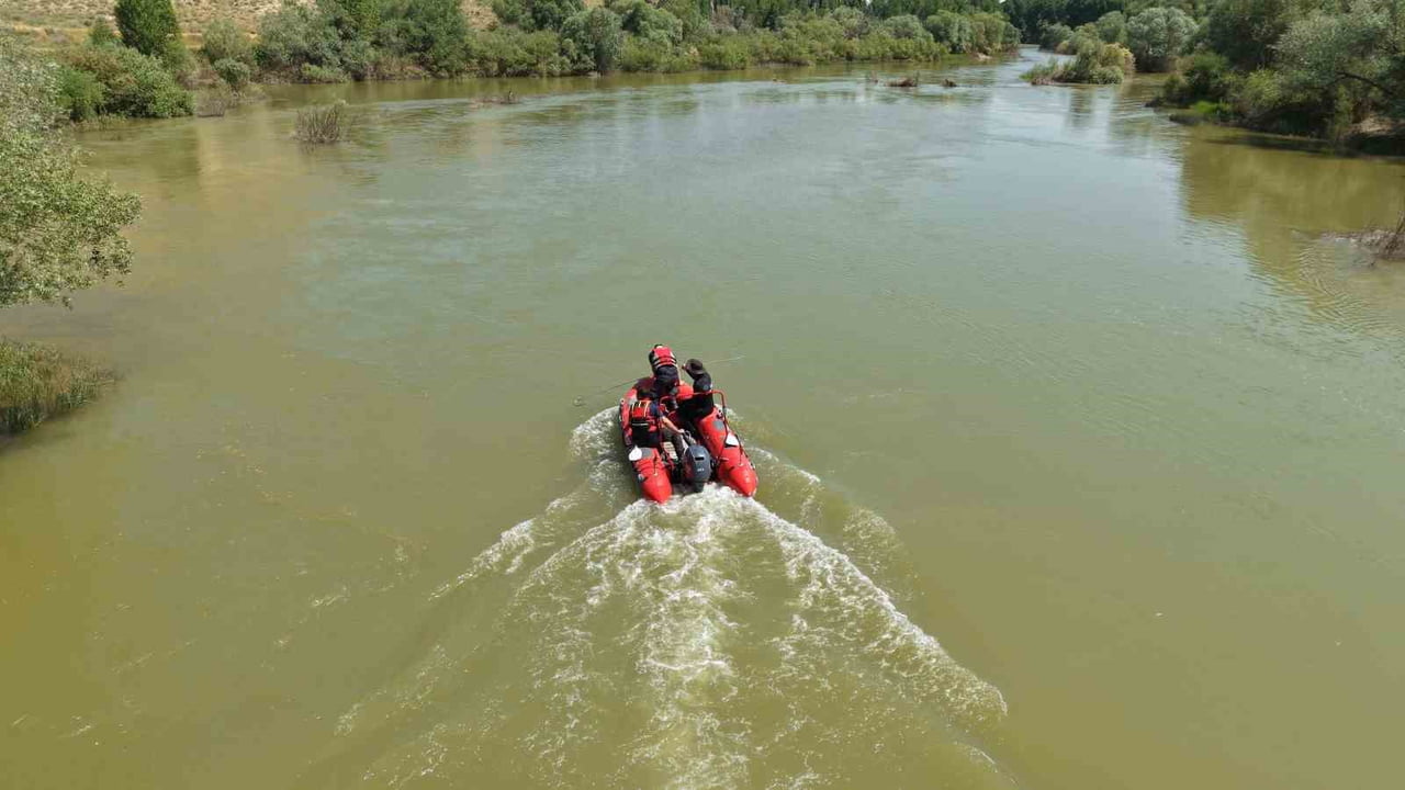 KAYSERİ’NİN ÖZVATAN İLÇESİNDE KIZILIRMAK NEHRİ'NDE AKINTIYA KAPILAN ÇOCUĞUNU KURTARMAK İÇİN SUYA...