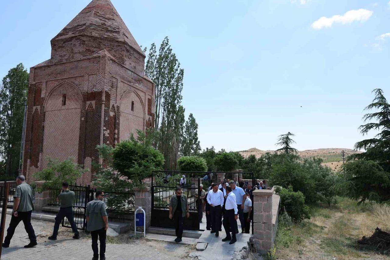KAYSERİ’NİN TÜRKLEŞMESİ VE İSLAMLAŞMASI SÜRECİNDE ÖNEMLİ HİZMETLERE İMZA ATAN MELİKGAZİ’NİN TARİHÎ...