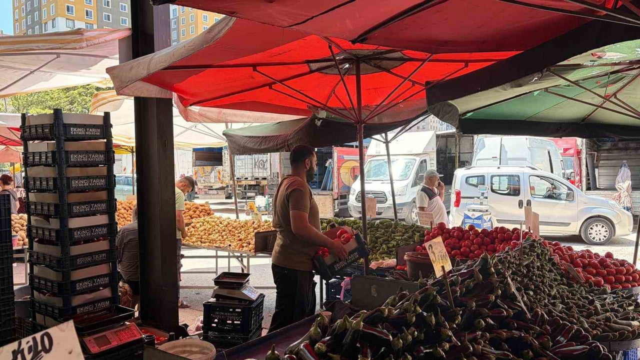 KAYSERİ SEMT PAZARLARINDA MEYVE VE SEBZE FİYATLARI VATANDAŞIN YÜZÜNÜ GÜLDÜRÜYOR.