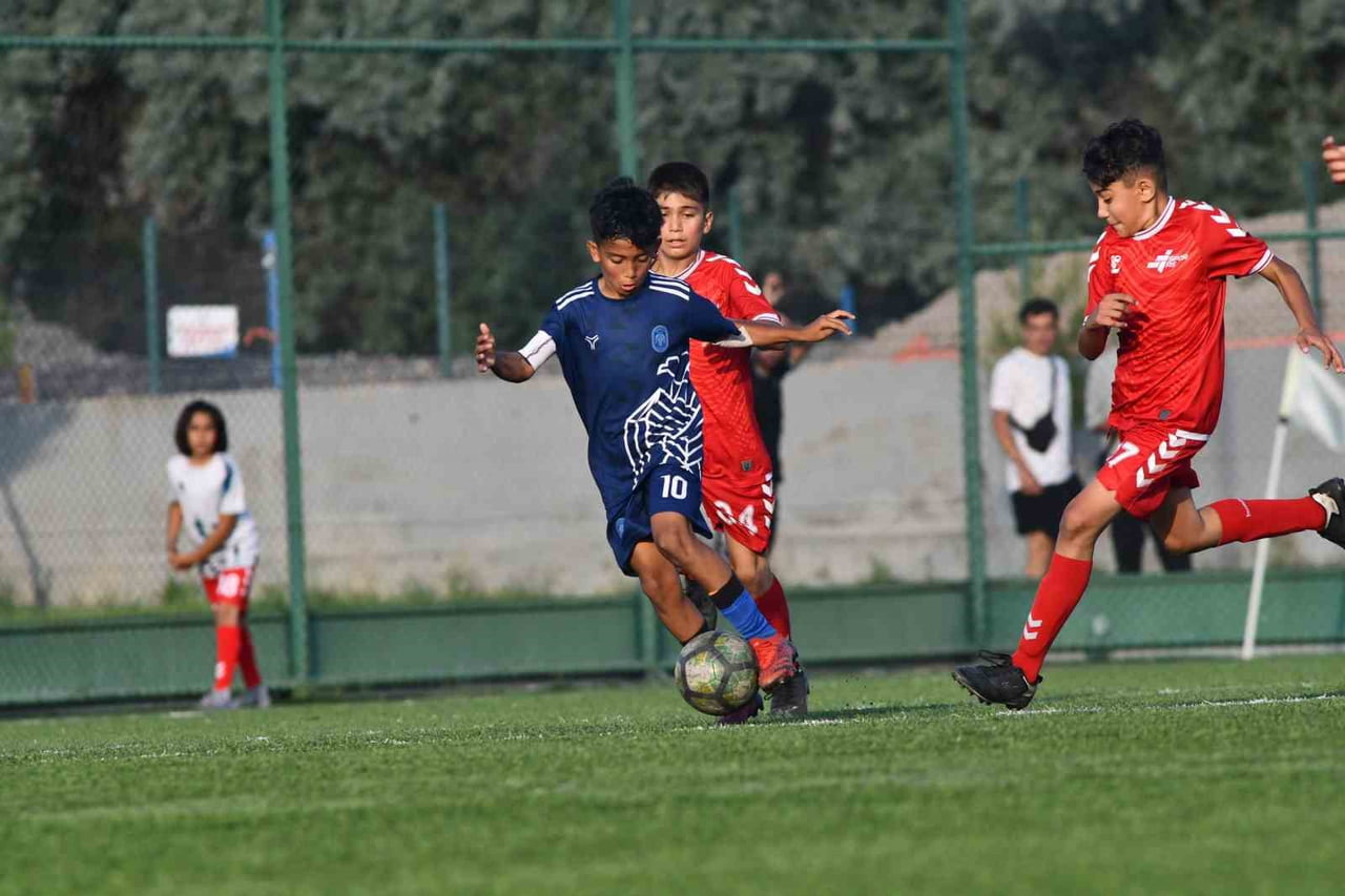 KAYSERİ U11 LİGİ’NDE 2025-2026 SEZONU ŞAMPİYONU MELİKGAZİ BELEDİYESPOR OLDU