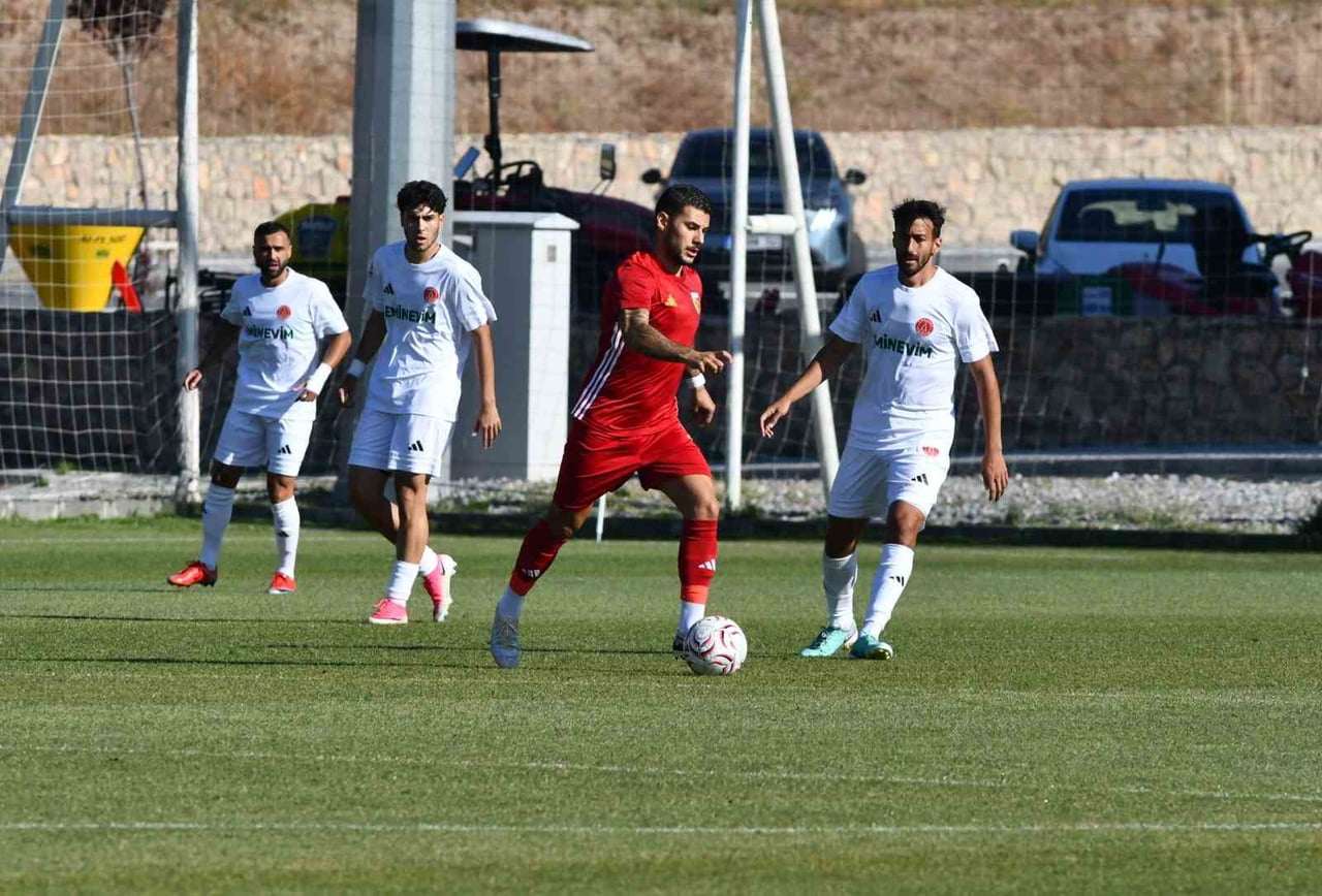 KAYSERİSPOR, HAZIRLIK MAÇINDA KARŞILAŞTIĞI ÜMRANİYESPOR İLE 1-1 BERABER KALDI.