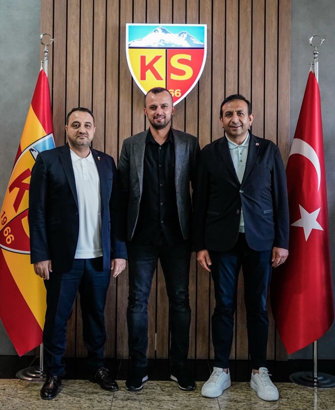KAYSERİSPOR’UN GENEL KOORDİNATÖRÜ İLHAN PARLAK GÖREVİNDEN İSTİFA ETTİ.