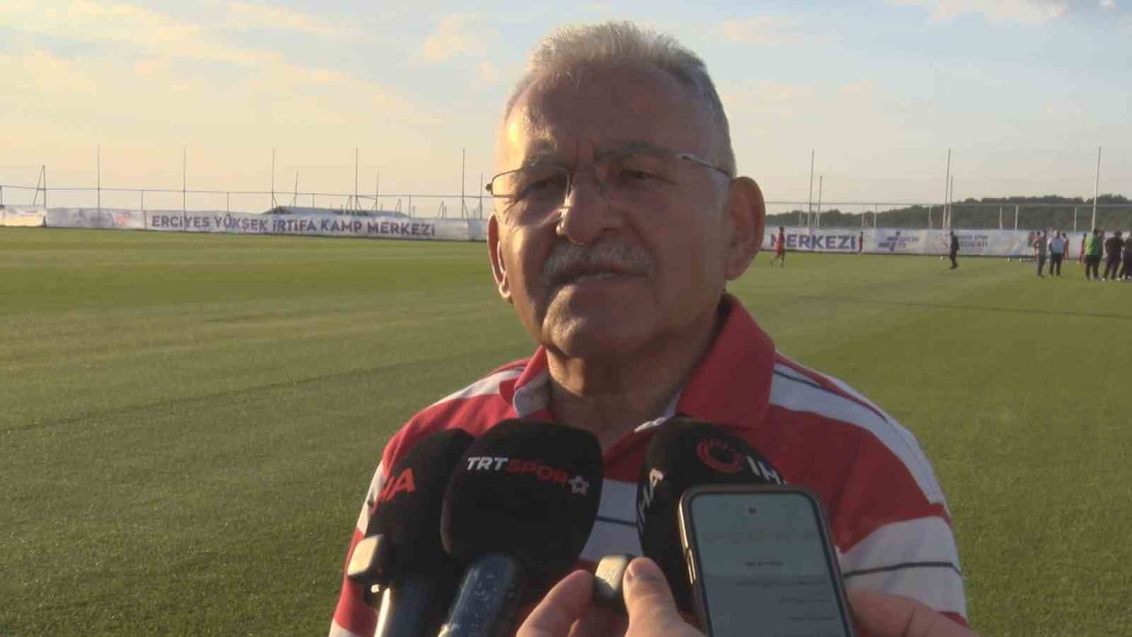 KAYSERİSPOR’UN KASIMPAŞA İLE OYNADIĞI HAZIRLIK MAÇINI SAHA KENARINDAN TAKİP EDEN KAYSERİ...