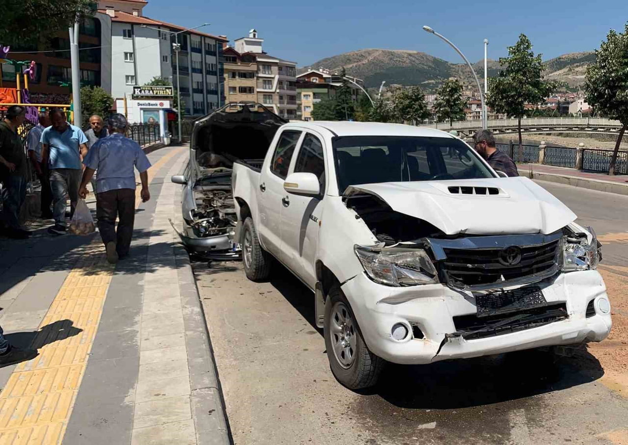 KAZA, HÜSEYİN NİHAL ADSIZ CADDESİ’NDE MEYDANA GELDİ. EDİNİLEN BİLGİYE GÖRE, HASTANE RANDEVUSUNA...