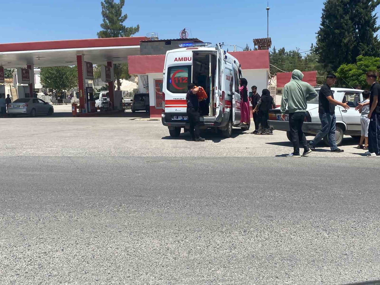 KAZA NEDENİYLE BÖLGEYE İTFAİYE VE SAĞLIK EKİPLERİ SEVK EDİLDİ. OLAY YERİNE GİDEN SAĞLIK EKİPLERİ...