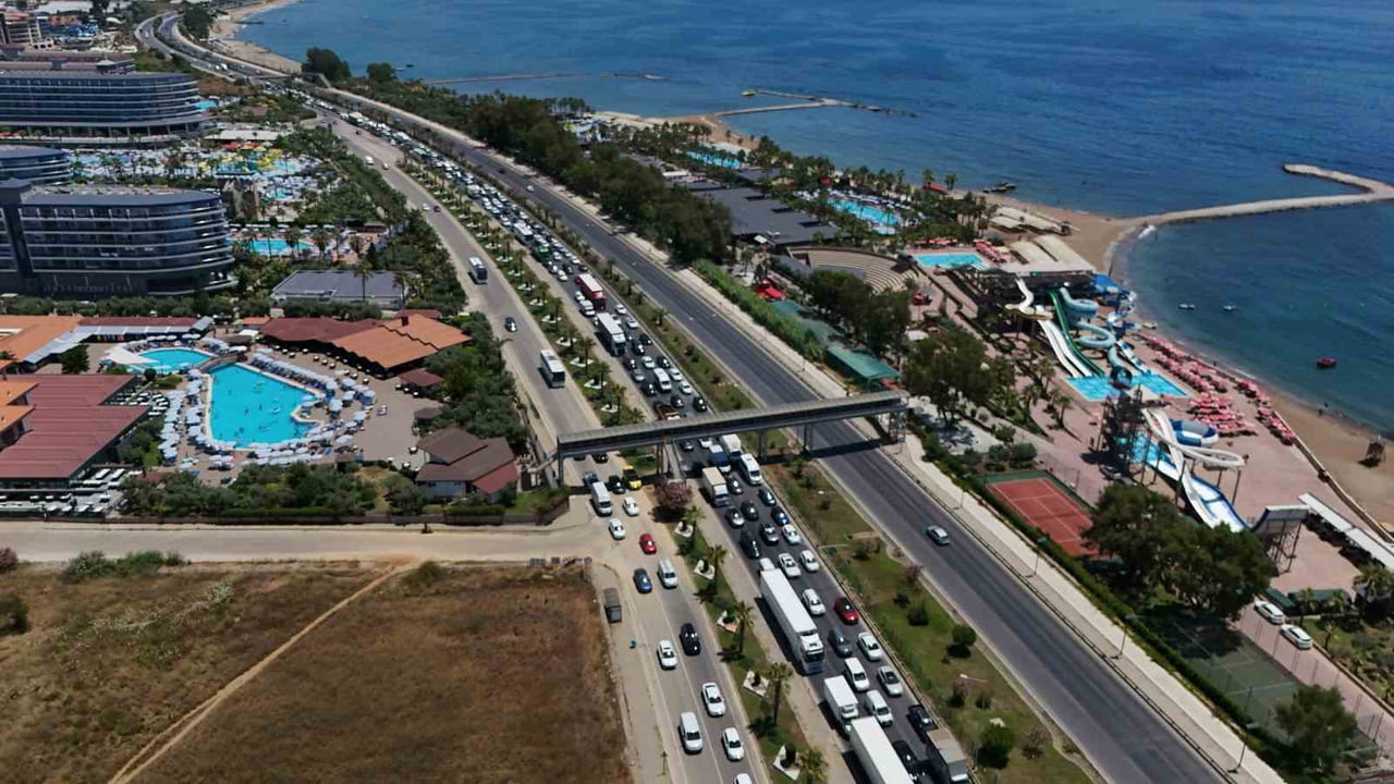 KAZA NEDENİYLE ULAŞIM BİR SÜRE AKSARKEN, YOLDA OLUŞAN UZUN ARAÇ KUYRUKLARI DRONE İLE HAVADAN...