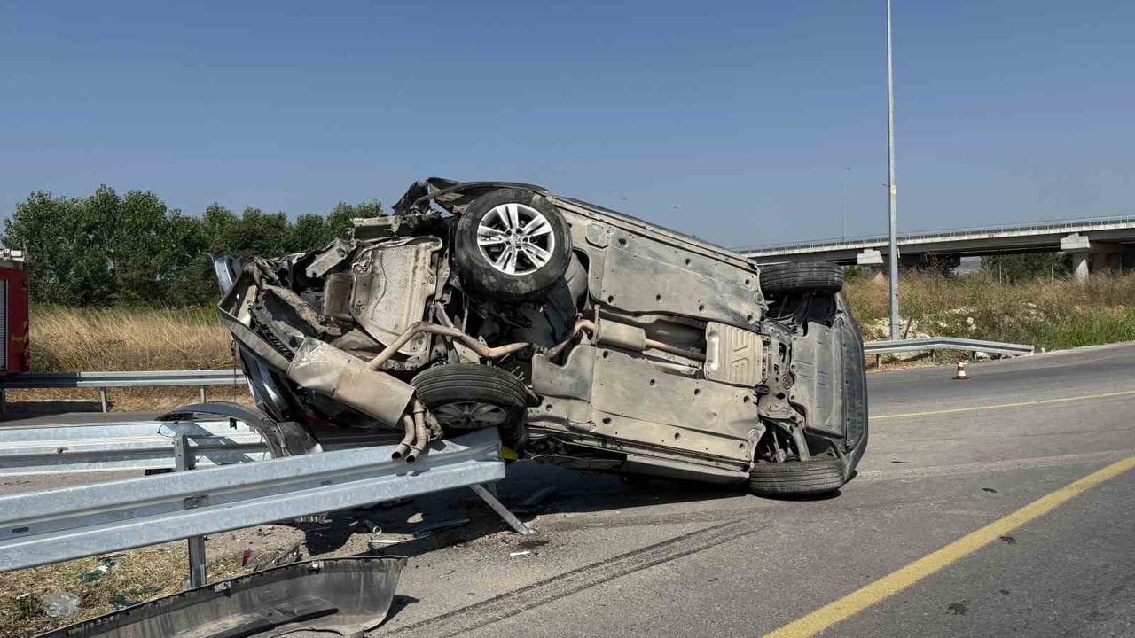 KAZA SONRASI OTOMOBİLDEN YAKIT SIZDIĞINI FARK EDEN İTFAİYE EKİPLERİ, MUHTEMEL BİR YANGIN VEYA...
