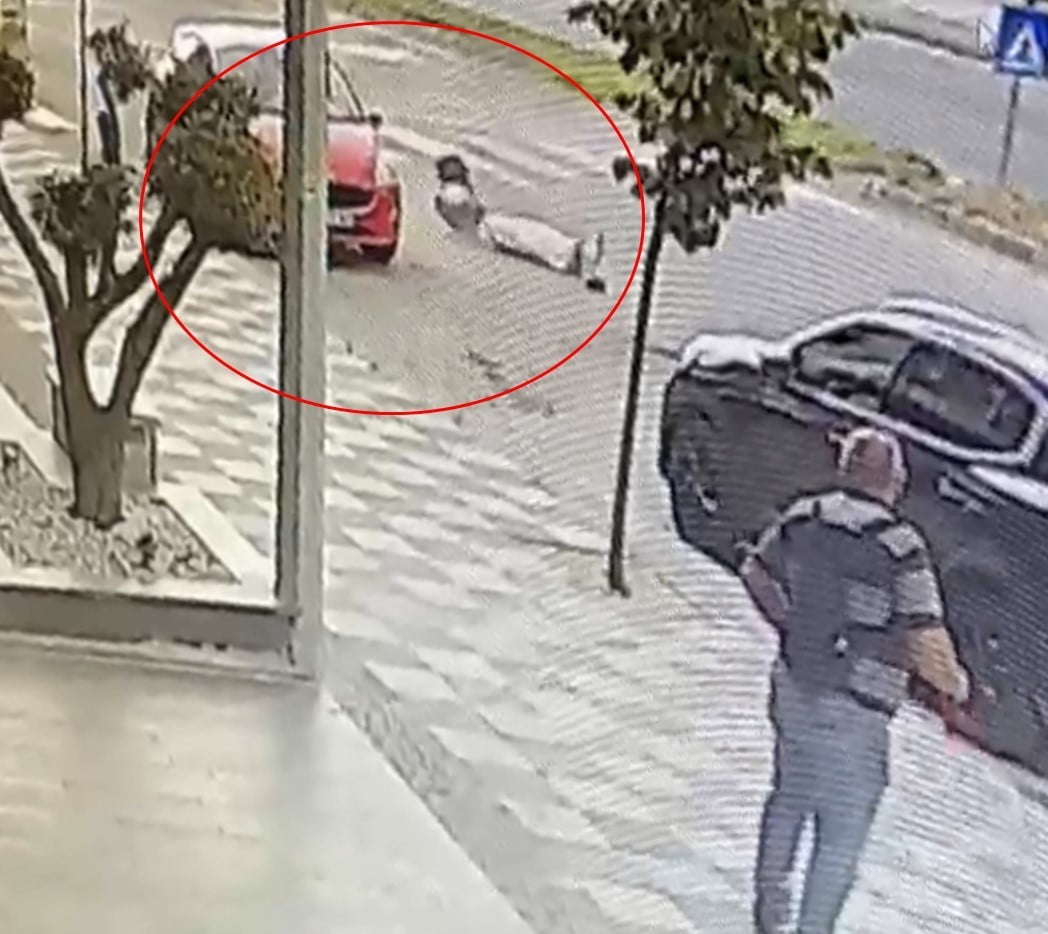 KAZA SONRASI SAVRULARAK YARALANAN MOTOSİKLET SÜRÜCÜSÜ G.B, SAĞLIK EKİPLERİNCE AMBULANSLA ÇORLU...