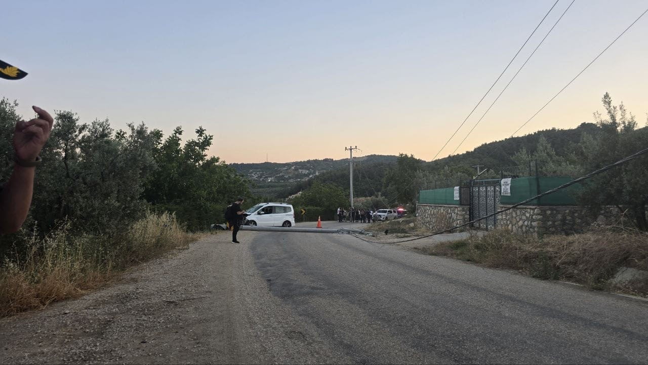 KAZA YAPAN ARAÇ VE DEVRİLEN ELEKTRİK DİREĞİ
