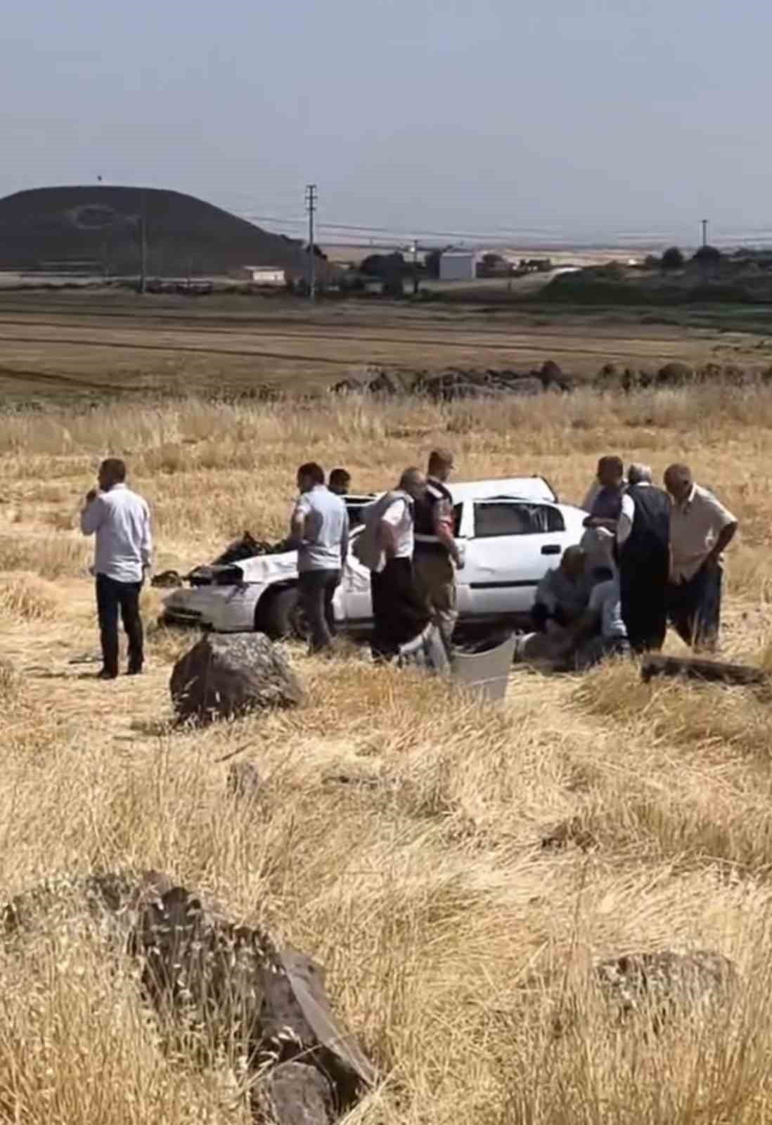 KAZA YAPAN OTOMOBİL VE ÇEVREDE VATANDAŞLARIN TOPLANMASI