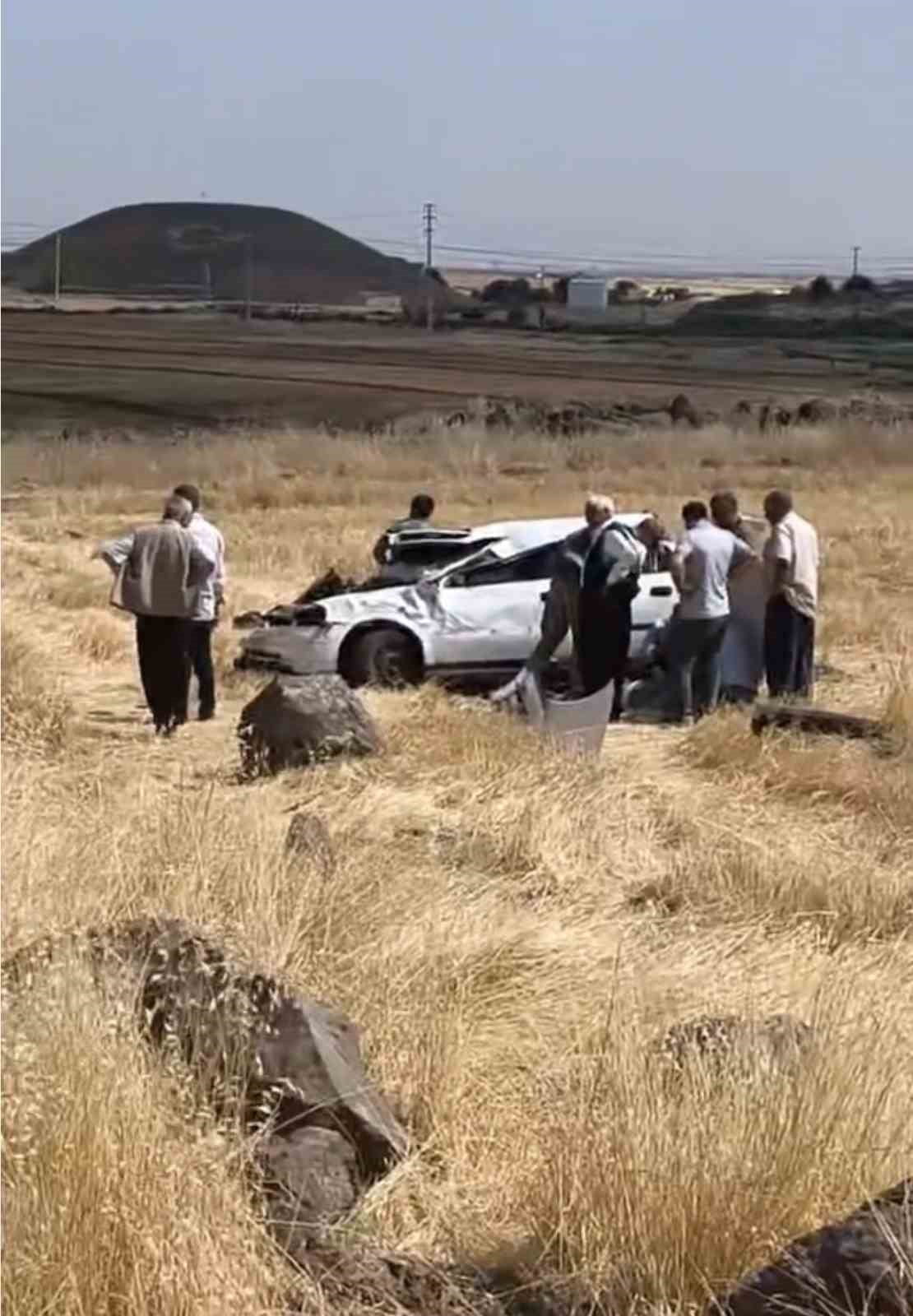 KAZA YAPAN OTOMOBİL VE ÇEVREDE VATANDAŞLARIN TOPLANMASI