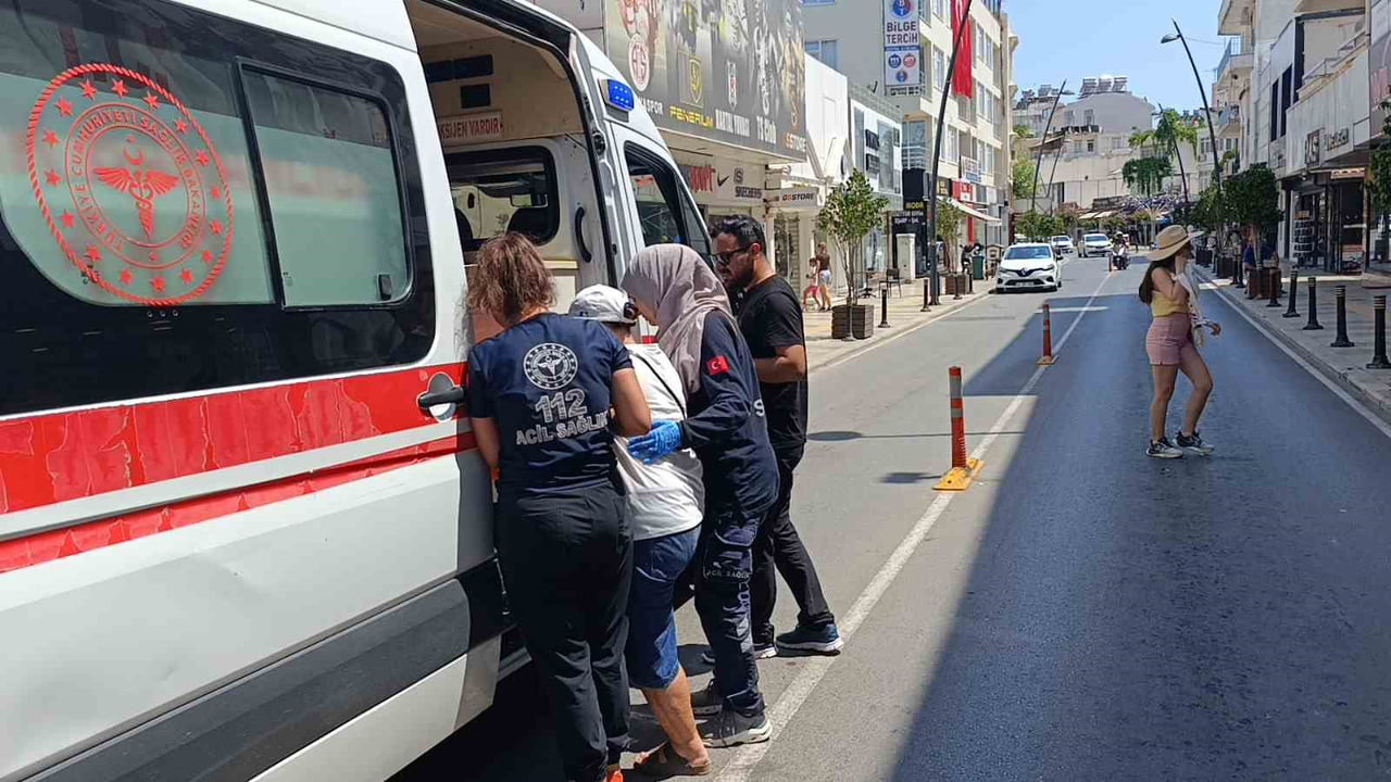 KAZADA YARALANAN FATMA G., 112 SAĞLIK EKİPLERİ TARAFINDAN AMBULANSLA HASTANEYE GÖTÜRÜLDÜ.