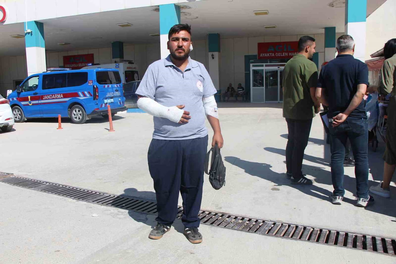 KAZADA YIRTILAN ELBİSELERİNİN YERİNE SAĞLIK EKİBİNİN KIYAFETLERİNİ GİYEN YARALILARDAN YASİN DEMİR...