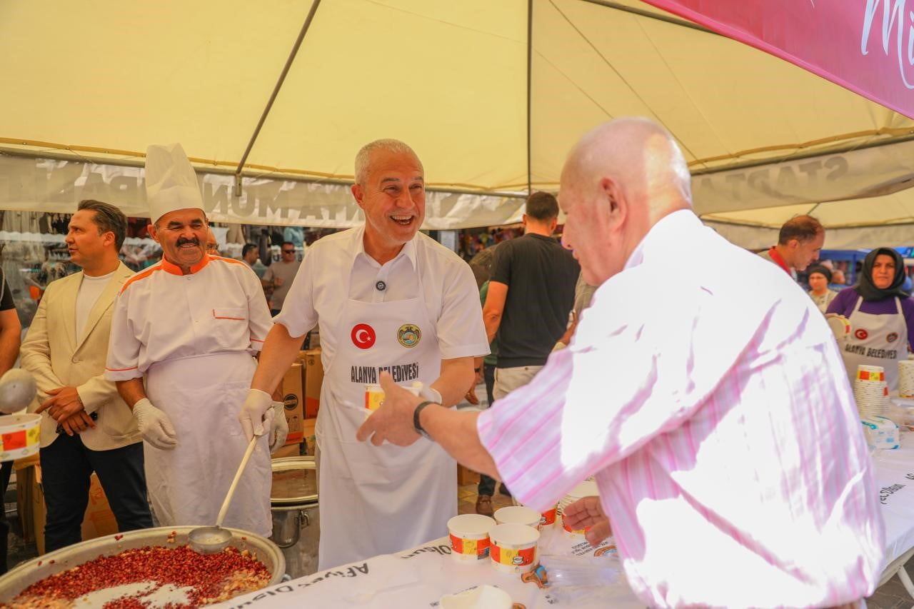 KAZANIN BAŞINA GEÇEN ALANYA BELEDİYE BAŞKANI OSMAN TARIK ÖZÇELİK, VATANDAŞLARA AŞURE İKRAM...