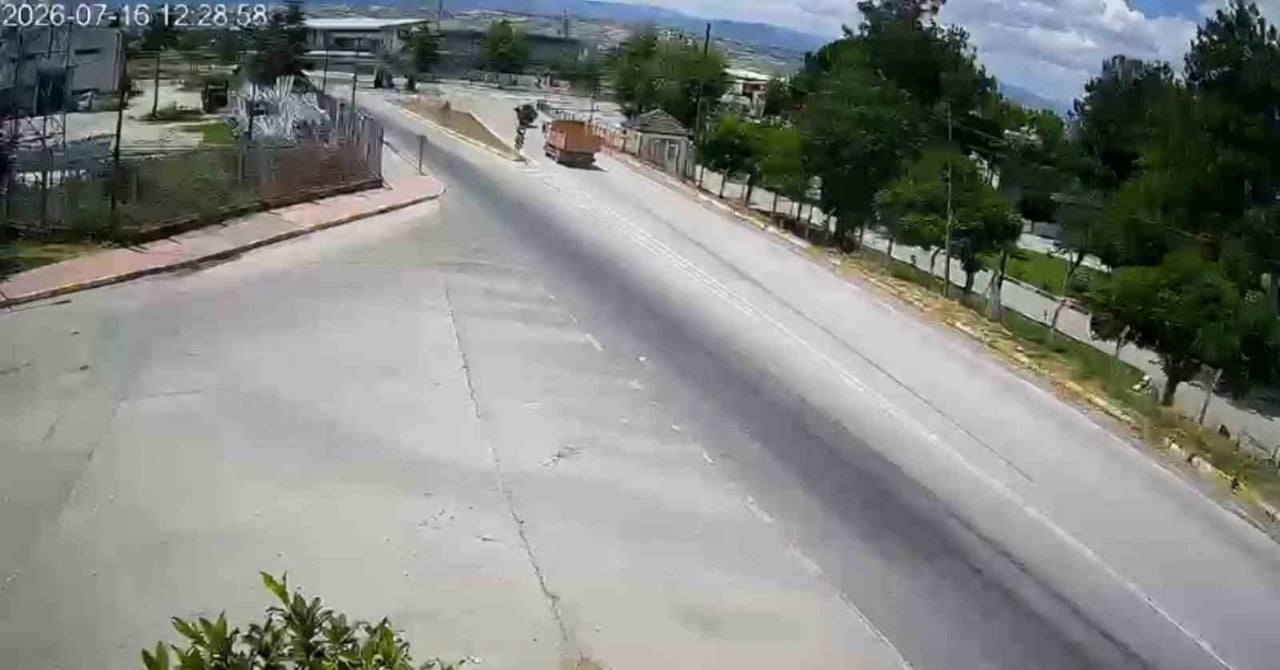 KAZANIN MEYDANA GELDİĞİ AN ÇEVREDE BULUNAN BİR İŞ YERİNİN GÜVENLİK KAMERASI TARAFINDAN SANİYE...