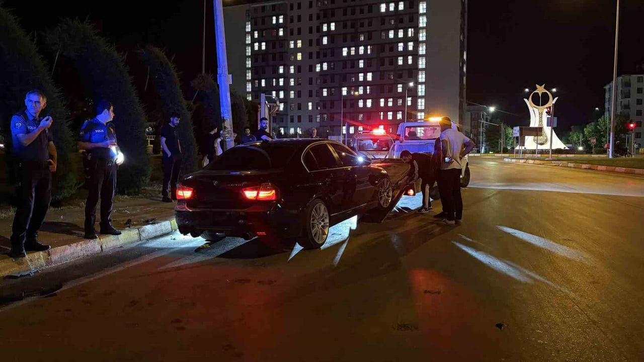 KAZAYA KARIŞAN ARAÇLAR ÇEKİCİ YARDIMIYILA YOLDAN KALDIRILDI