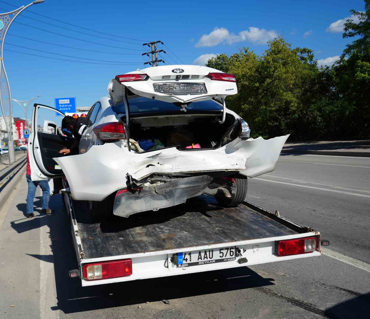 KAZAYA KARIŞAN ARAÇLAR ÇEKİCİ YARDIMIYLA OLAY YERİNDEN KALDIRILDI. POLİS VE KARAYOLU EKİPLERİNİN...