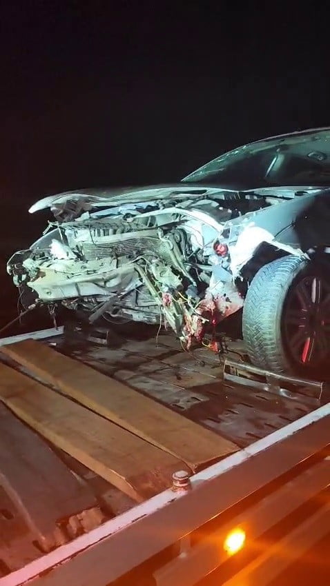 KAZAYA KARIŞAN LÜKS OTOMOBİLİN YOLDAN KALDIRILMASININ ARDINDAN TRAFİK AKIŞI EKİPLER TARAFINDAN...