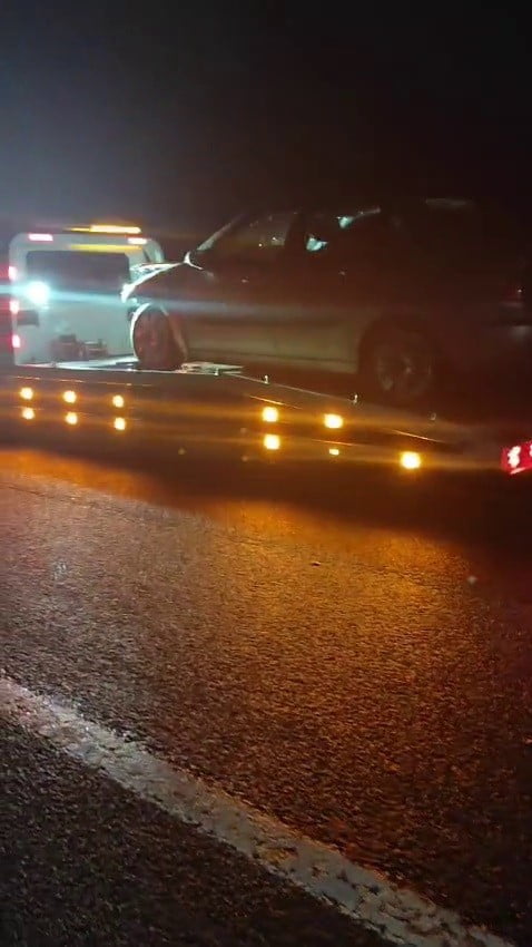 KAZAYA KARIŞAN LÜKS OTOMOBİLİN YOLDAN KALDIRILMASININ ARDINDAN TRAFİK AKIŞI EKİPLER TARAFINDAN...
