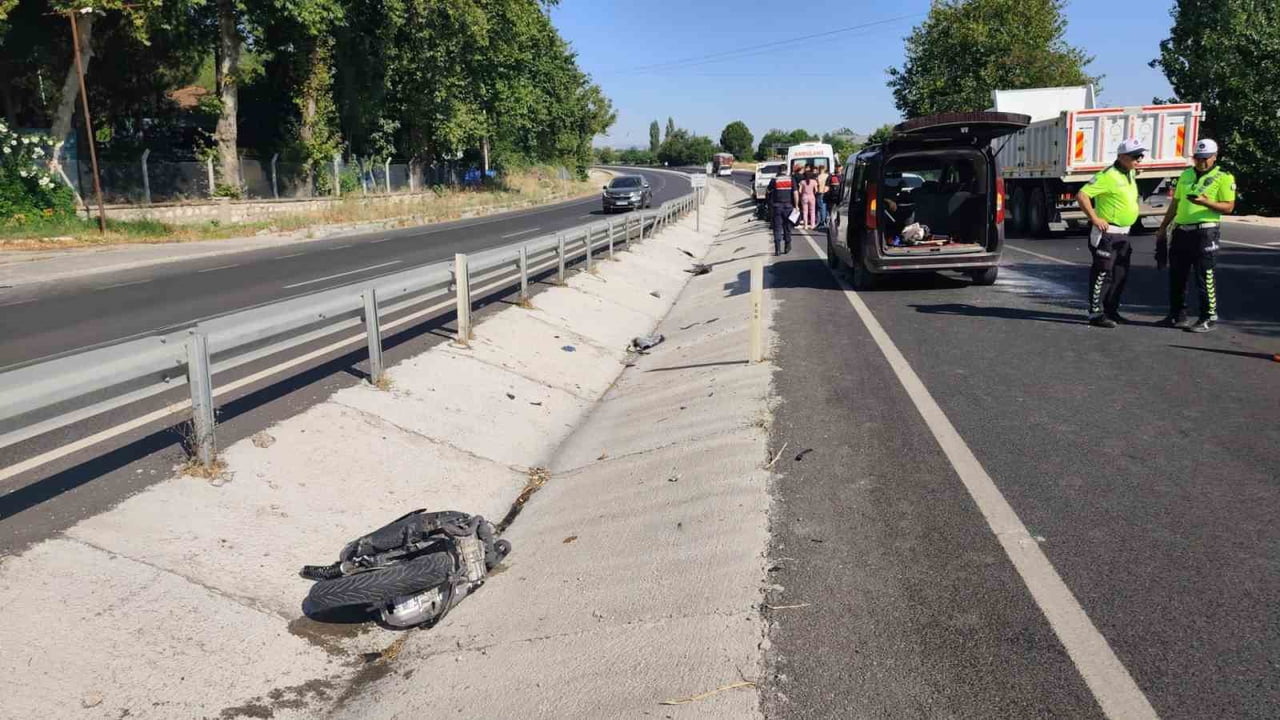 KAZAYA KARIŞAN OTOMOBİLDE BULUNAN HEMŞİRE KARI-KOCA İSE SAĞLIK EKİPLERİ OLAY YERİNE ULAŞINCAYA...