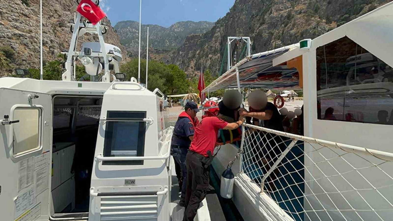 KELEBEKLER VADİSİNE DÜŞEN VE YARALANAN PARAŞÜTÇÜYE TIBBİ TAHLİYE GERÇEKLEŞTİRİLDİ