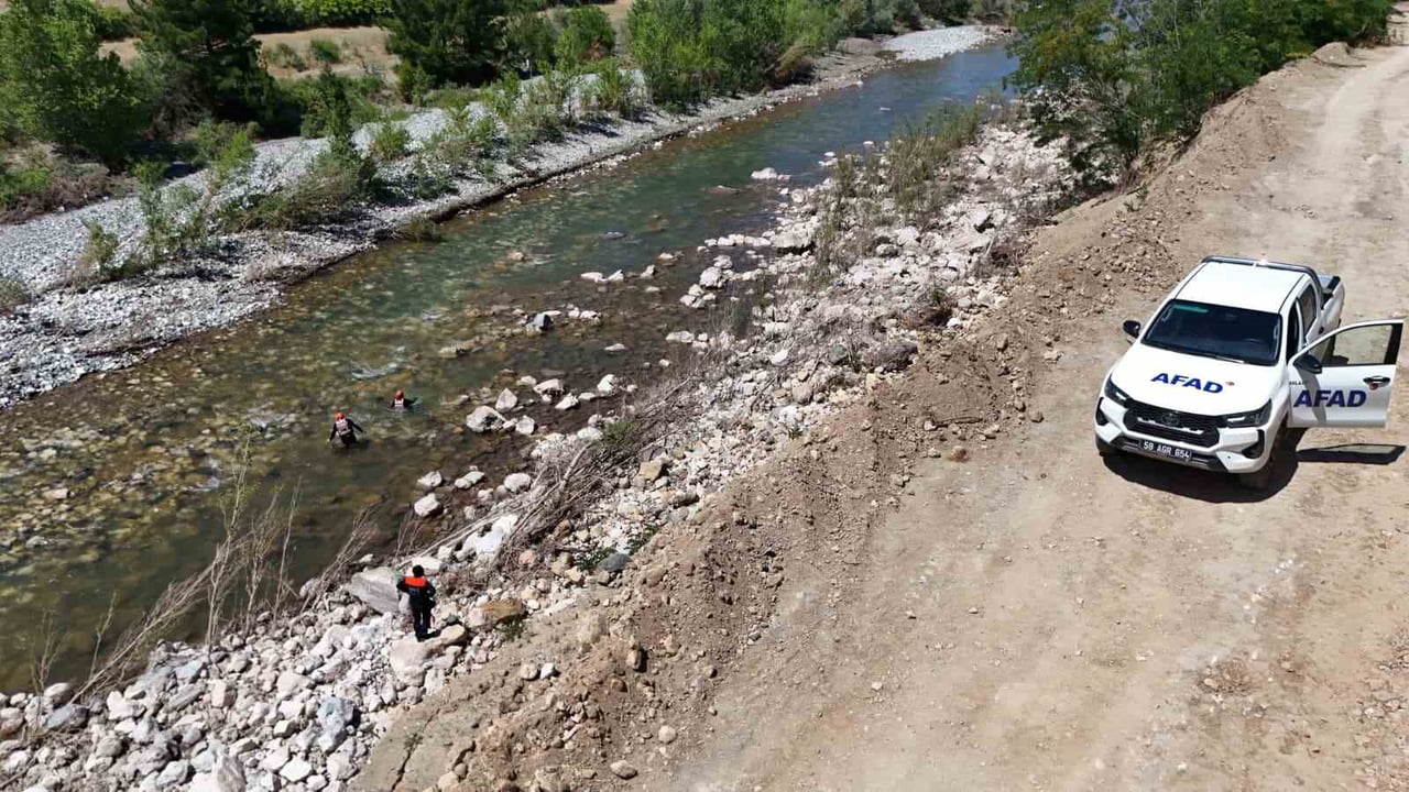 KELKİT ÇAYI'NDA KAYBOLDUĞU ÖNE SÜRÜLEN 17 YAŞINDAKİ ESMANUR HACIOSMANOĞLU'NA ULAŞMAK İÇİN ARA...