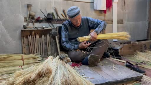 Kemal dede 60 yıldır geçimini ot süpürgeden sağlıyor