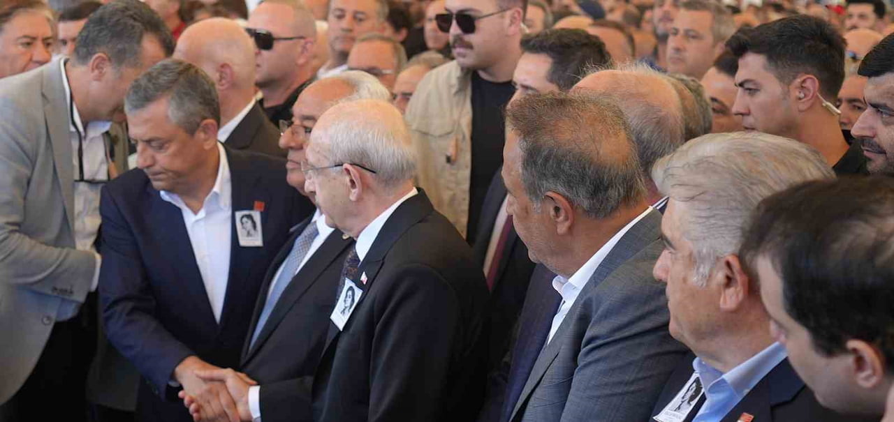 KEMAL KILIÇDAROĞLU VE ÖZGÜR ÖZEL BÖYLE TOKALAŞTI