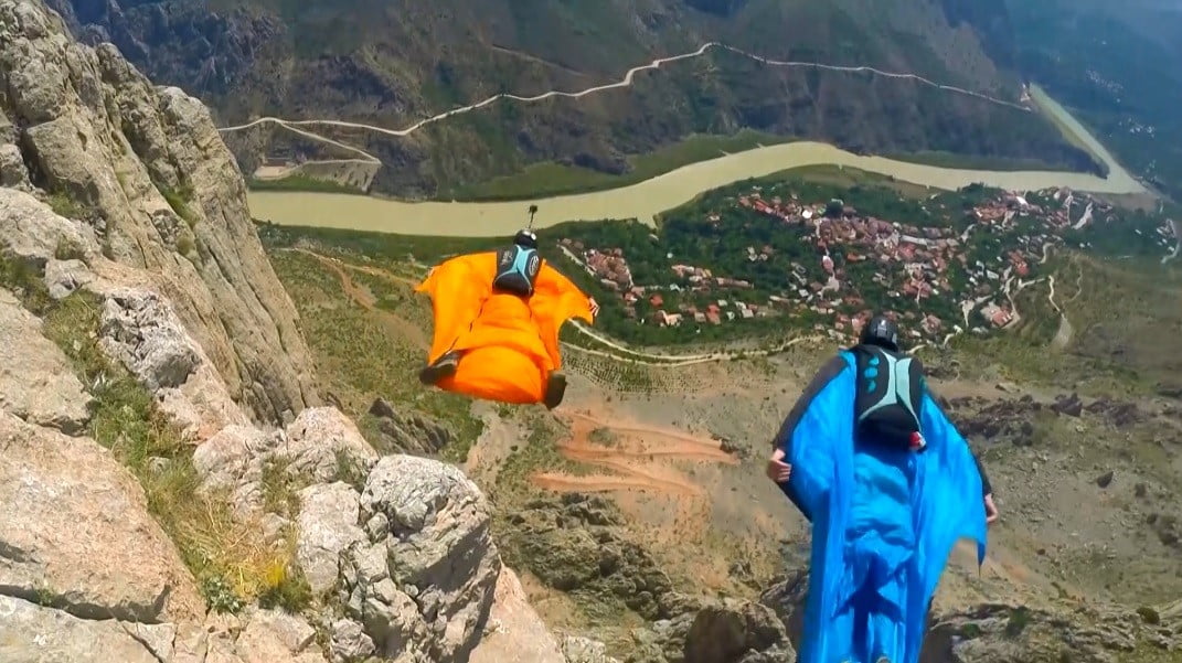 KEMALİYE'DE WİNGSUİT SPORCULARINDAN NEFES KESEN ATLAYIŞLAR