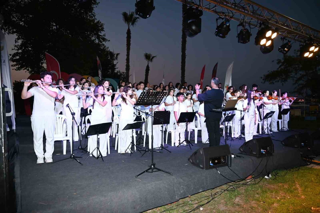 KEMER BELEDİYESİ CUMHURİYET ORKESTRASI, SOKAK HAYVANLARI YARARINA KONSER VERDİ.