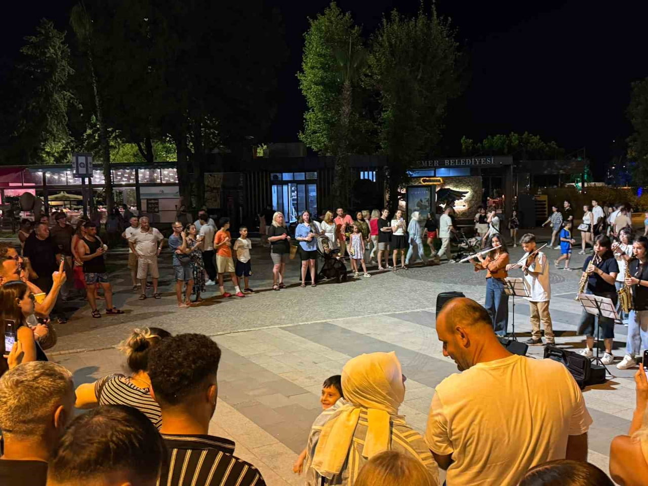 KEMER BELEDİYESİ GENÇLİK ORKESTRASI ÜYELERİ, "KEMER SOKAKLARINDA SANAT VAR" PROJESİ KAPSAMINDA...