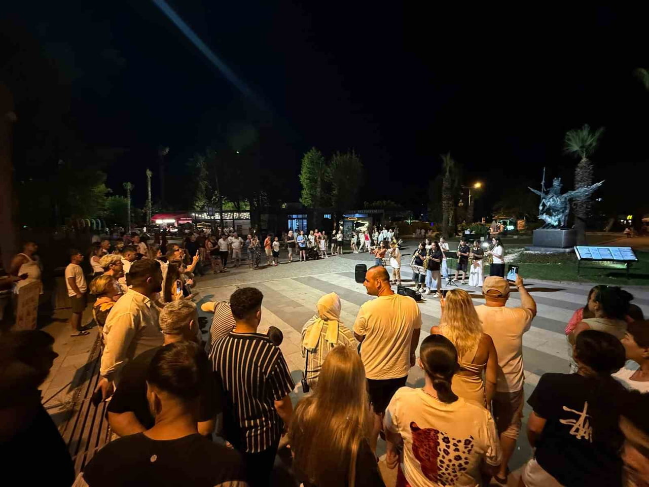 KEMER BELEDİYESİ GENÇLİK ORKESTRASI ÜYELERİ, "KEMER SOKAKLARINDA SANAT VAR" PROJESİ KAPSAMINDA...