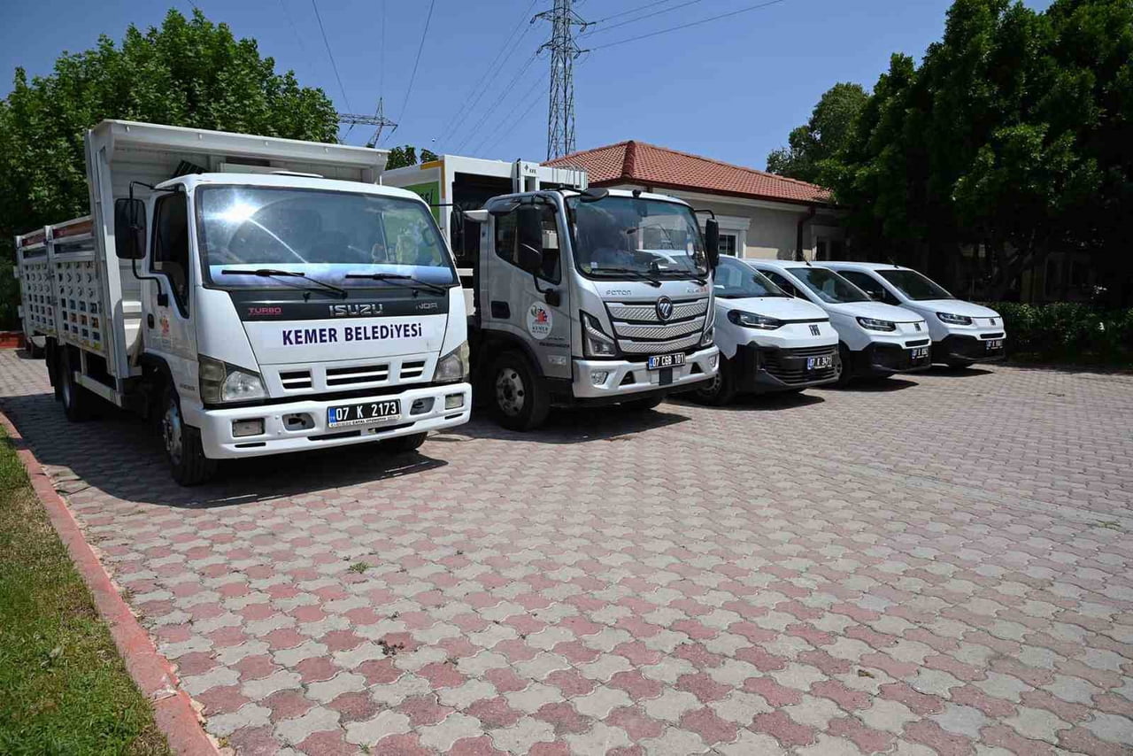 KEMER BELEDİYESİ, KEMER HALKINA DAHA HIZLI VE ETKİLİ HİZMET VEREBİLMEK AMACIYLA ARAÇ FİLOSUNU...