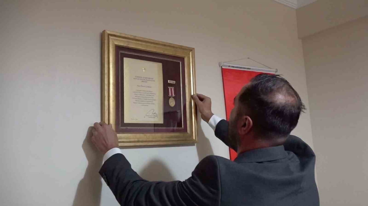 KENDİSİNİ "ŞEHİTLİĞE YETİŞEMEYENLER" OLARAK GÖRDÜĞÜNÜ BELİRTEN ÇETİNKAYA, DEVLET ÖVÜNÇ MADALYASINI...