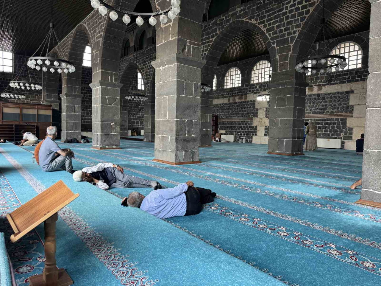 KENTTE 40 DERECEYE YAKLAŞAN SICAKLIK, GÜNEŞTE DAYANILAMAZ HAL ALIYOR. SICAKLARDAN BUNALAN...