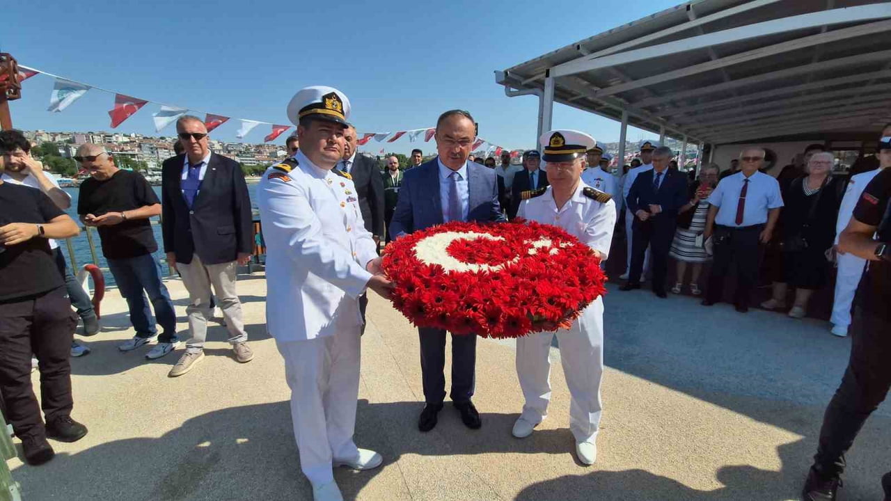 KENTTEKİ İLK PROGRAM, TEKİRDAĞ BÖLGE LİMAN BAŞKANLIĞI TARAFINDAN VALİLİK ÖNÜNDEKİ ATATÜRK ANITI'NA...