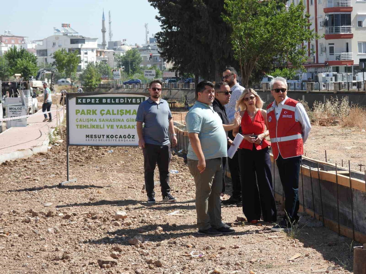KEPEZ BELEDİYE BAŞKANI MESUT KOCAGÖZ, FEVZİ ÇAKMAK MAHALLESİ ŞELALE CADDESİ'NDE YAPIMI SÜREN KANAL...