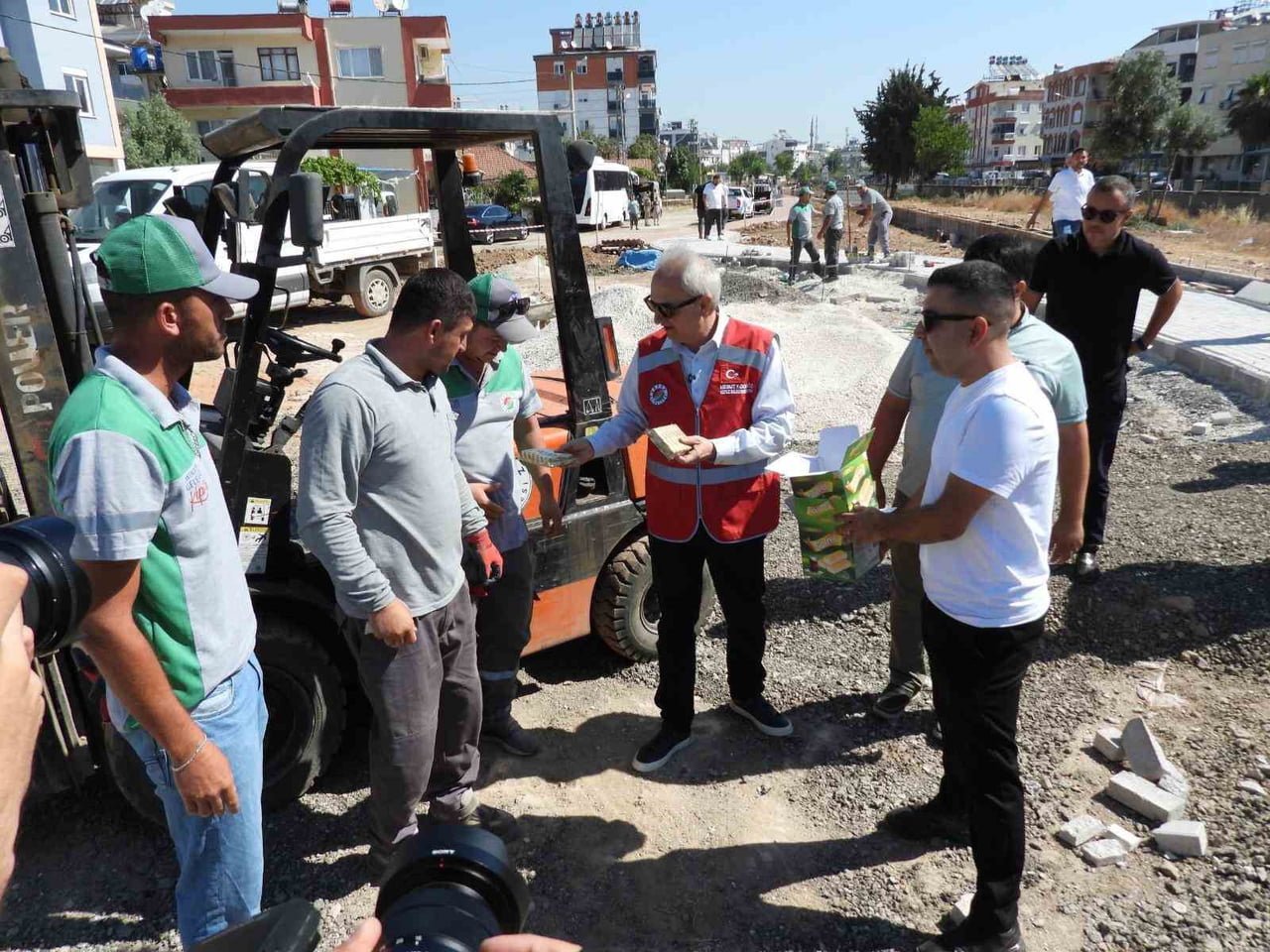 KEPEZ BELEDİYE BAŞKANI MESUT KOCAGÖZ, FEVZİ ÇAKMAK MAHALLESİ ŞELALE CADDESİ'NDE YAPIMI SÜREN KANAL...