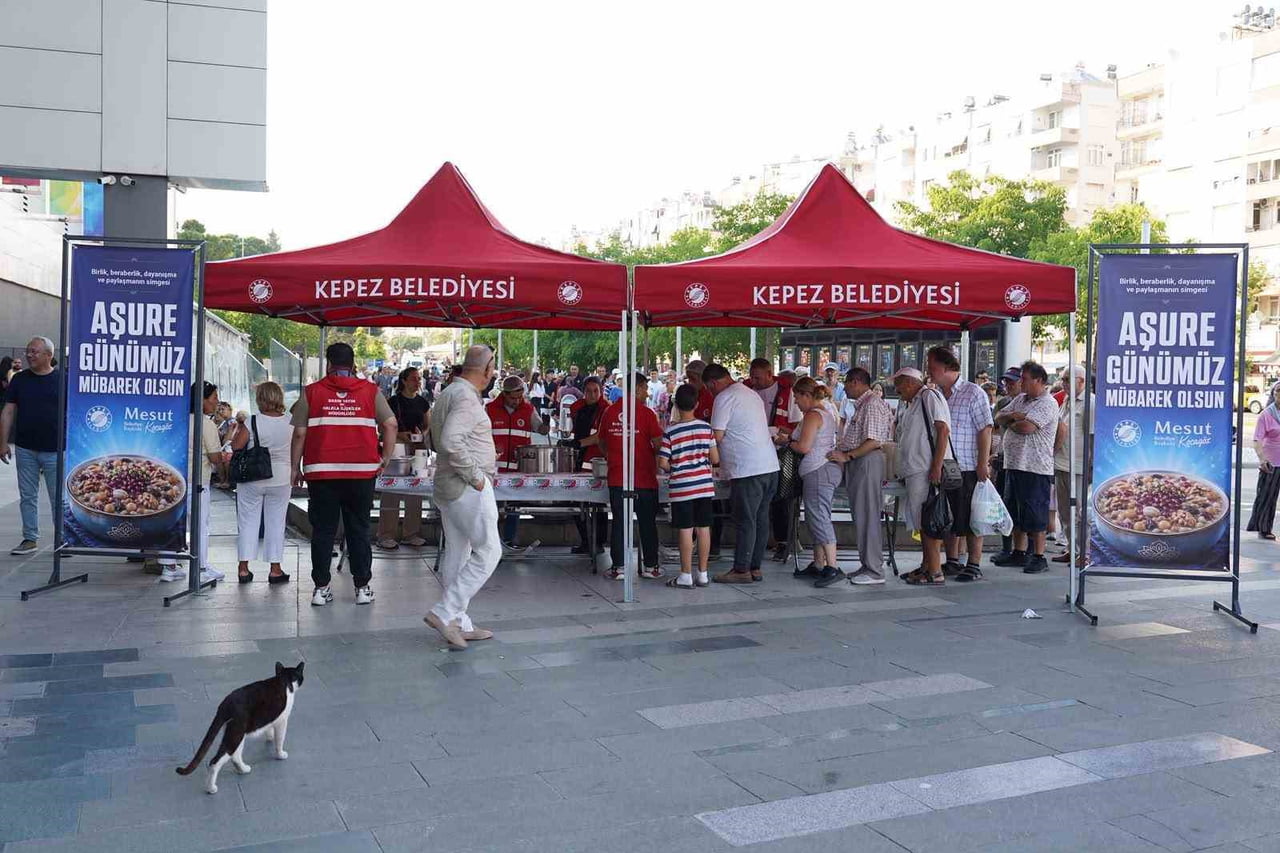 KEPEZ BELEDİYE BAŞKANI MESUT KOCAGÖZ, MUHARREM AYI DOLAYISIYLA DÜZENLENEN GELENEKSEL AŞURE...