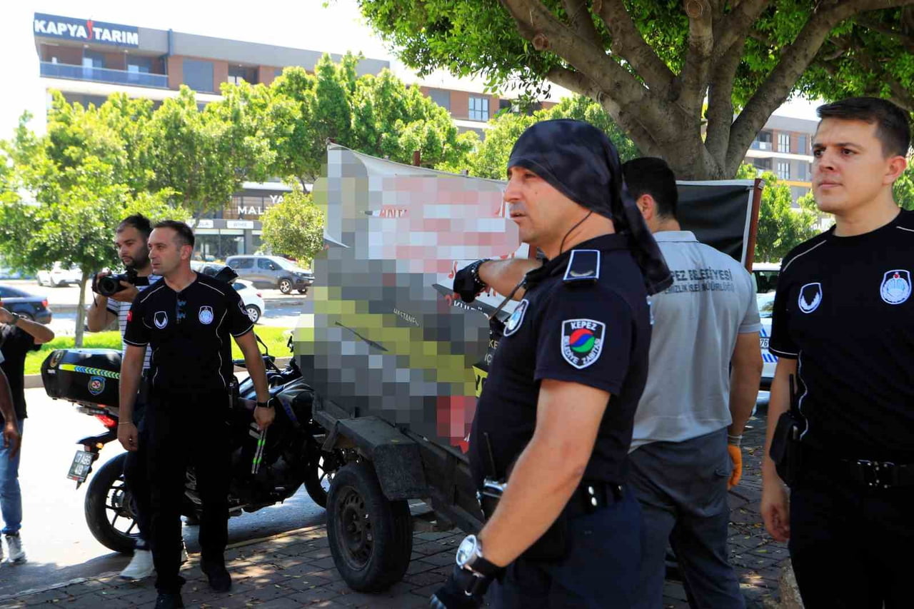 KEPEZ BELEDİYESİ ZABITA MÜDÜRLÜĞÜ EKİPLERİ YAYA VE ARAÇ TRAFİĞİNİN AKSAMAMASI AMACIYLA İLÇE GENELİ...