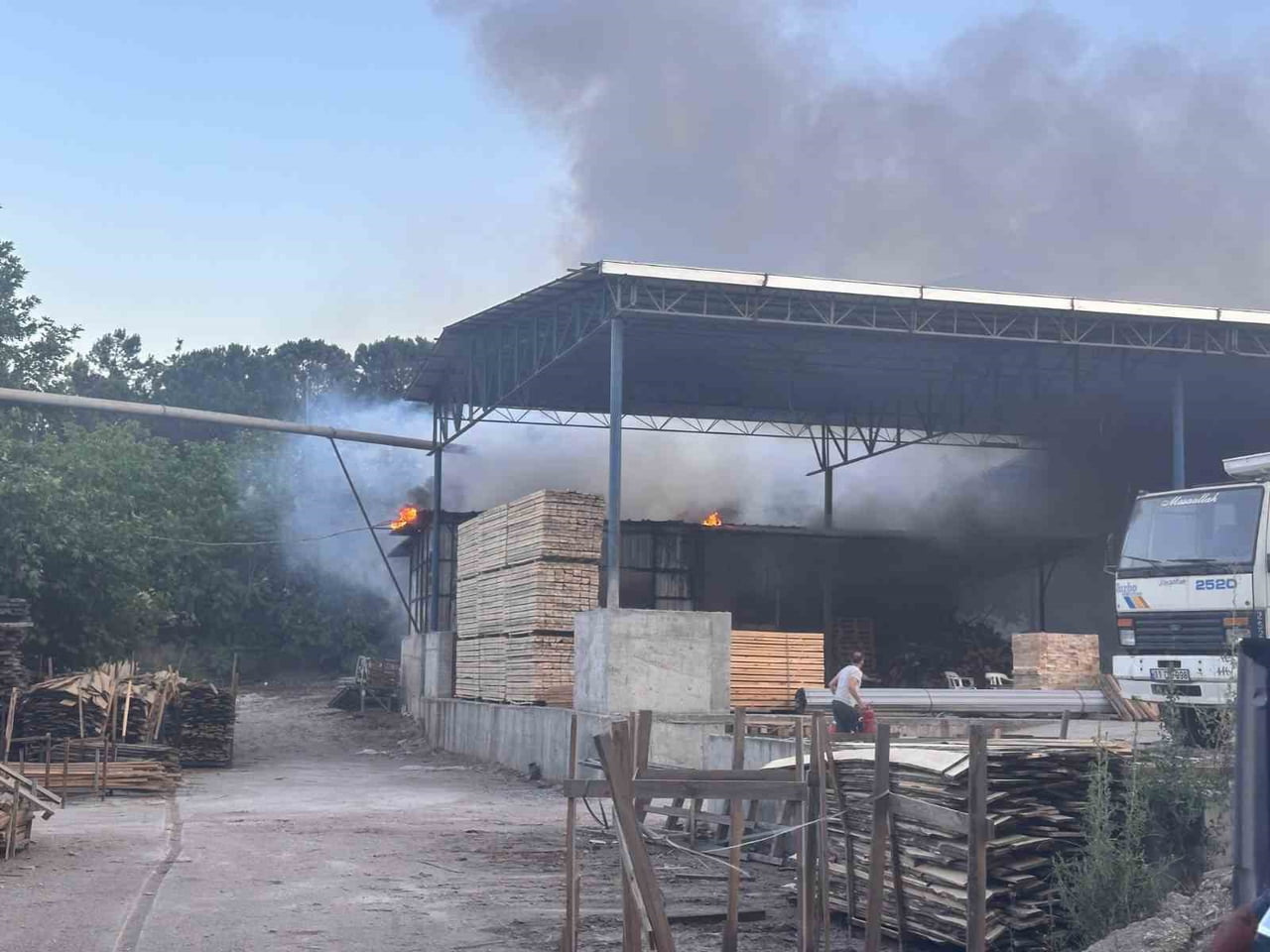 KERESTE İŞLETMESİNDE KORKUTAN YANGIN