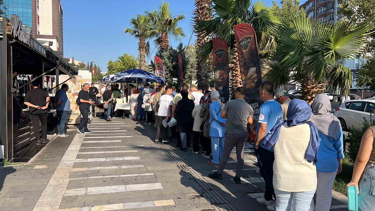 KERVAN KRİSTAL ŞUBESİ'NDE DÜZENLENEN PROGRAMA HER YAŞTAN VATANDAŞ İLGİ GÖSTERİRKEN, AŞURE İKRAMI...