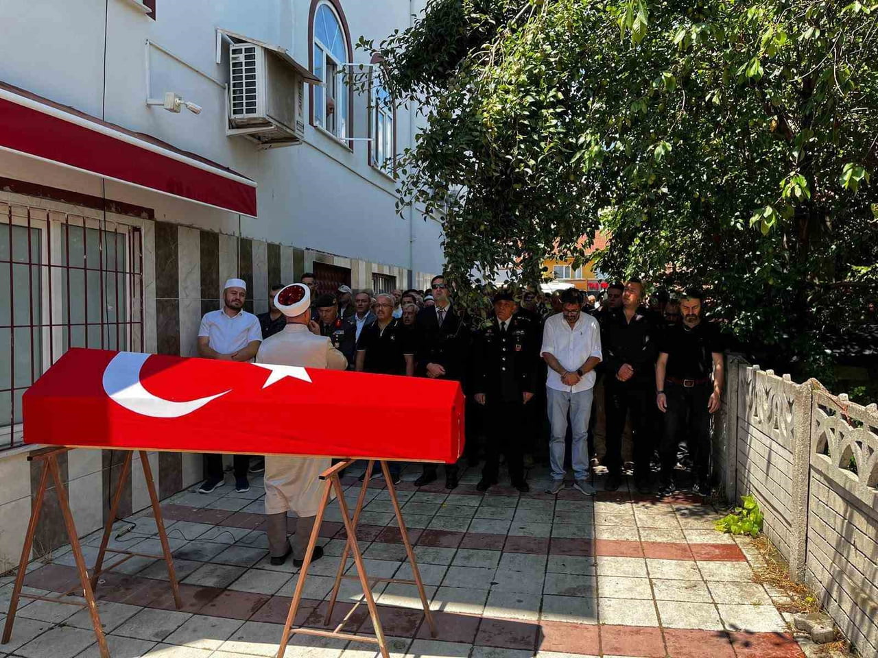 KIBRIS GAZİSİ NİYAZİ ÇİÇEK İÇİN SÜMER MAHALLESİ CAMİİ’NDE ÖĞLE NAMAZININ ARDINDAN CENAZE NAMAZI...
