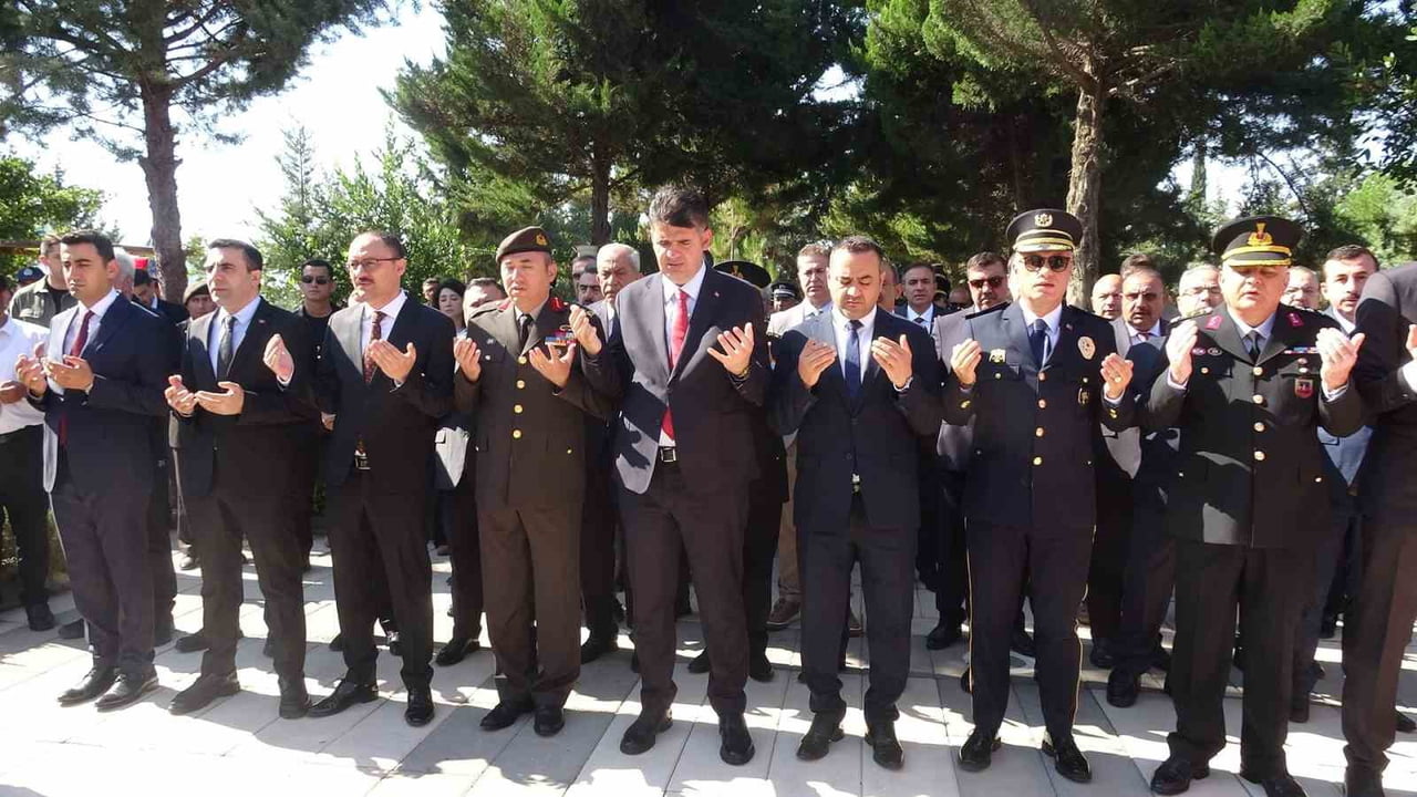 KİLİS'TE 15 TEMMUZ DEMOKRASİ VE MİLLİ BİRLİK GÜNÜ'NÜN 10’UNCU YILI DOLAYISIYLA ŞEHİTLİKTE ANMA...