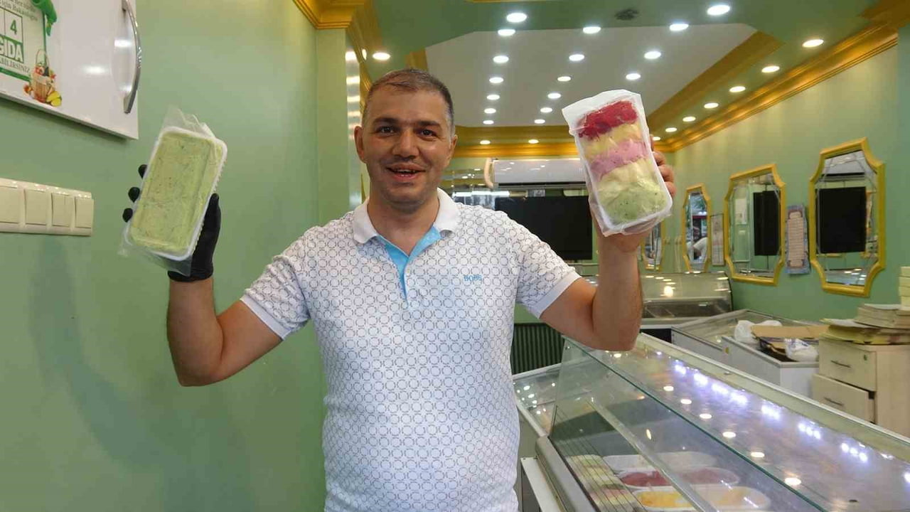KİLİS'TE 30 YILLIK DONDURMA USTASI BURHAN TEMUR, UYGULADIKLARI FİYATLARLA DİKKAT ÇEKİYOR.