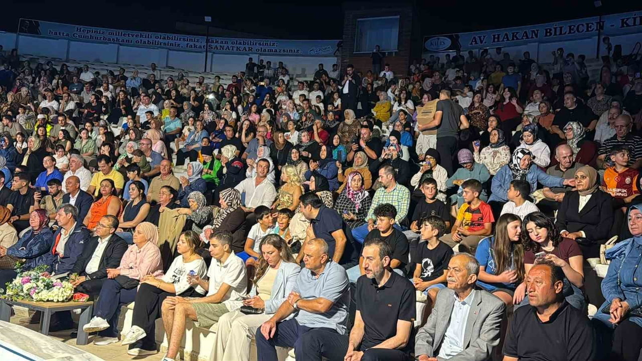 KİLİS'TE MİLLET BAHÇESİ'NDE AÇIK HAVA KONSERİNE YOĞUN İLGİ