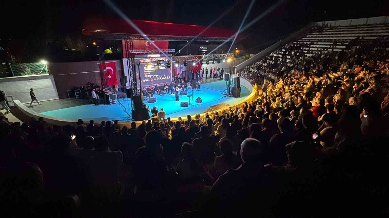 KİLİS'TE MİLLET BAHÇESİ'NDE AÇIK HAVA KONSERİNE YOĞUN İLGİ
